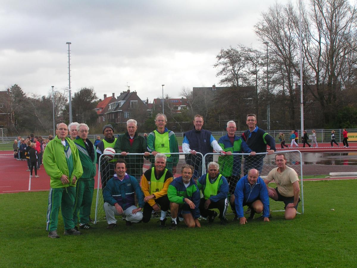 Zaterdaggroep bij de atletiekbaan, 2006