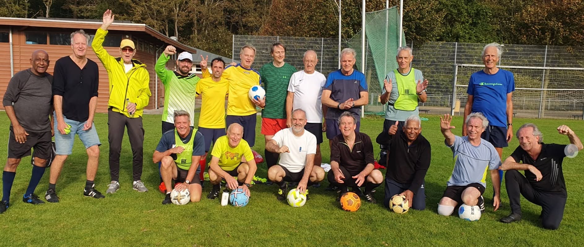 De zaterdaggroep van Trimclub Laan van Poot met een reeks voetballen op de foto, 2025