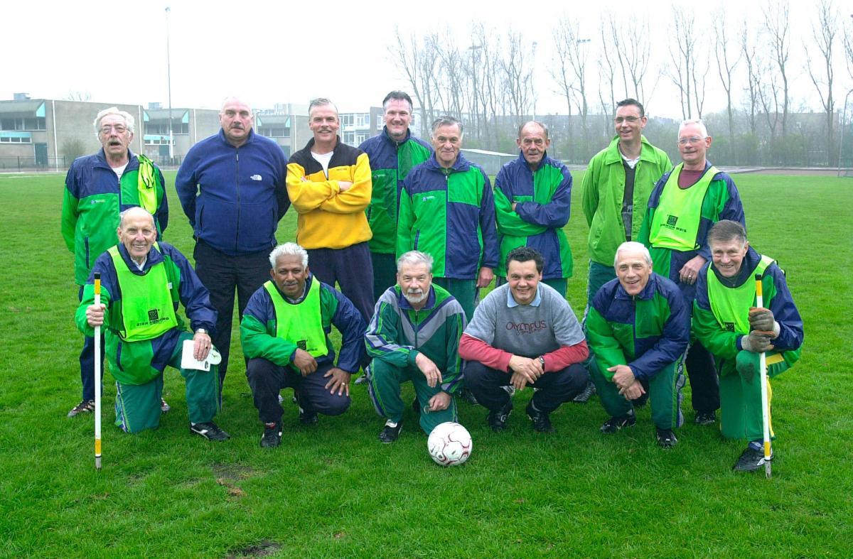 Voetballers van de Trimclub in 2004